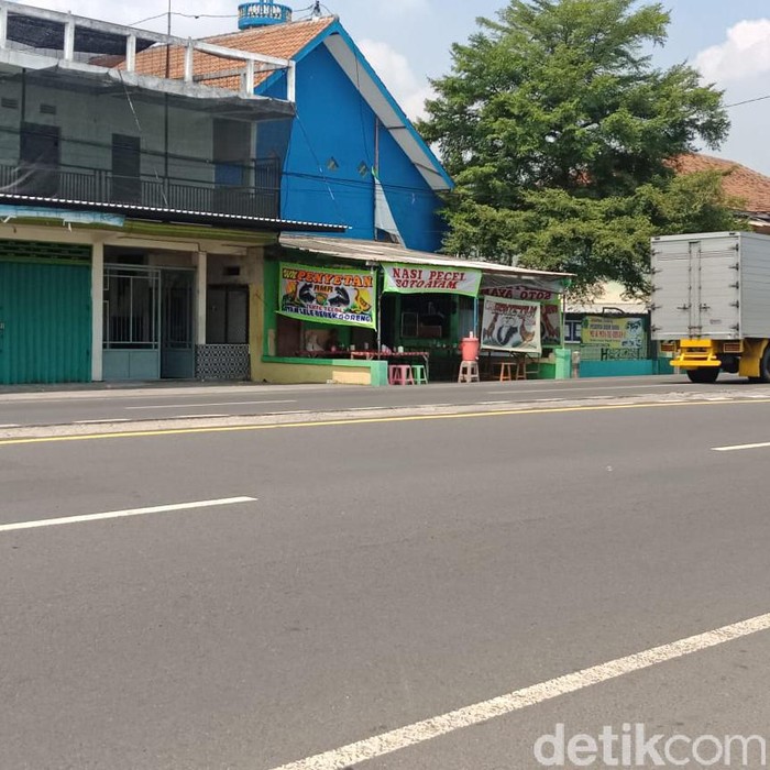 Salah satu pos polisi di jalan nasional Jombang terkenal angker. Menurut warga setempat, kerap muncul penampakan penyeberangan jalan hingga pocong di pos tersebut.
