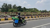 Pemasangan tanaman hias gantung ini terlihat lebih asri dan tak terihat kumuh.