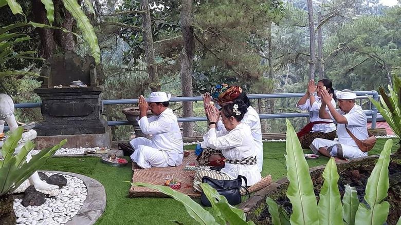 Potret Sukmawati Soekarnoputri sempat mengikuti ritual Agama Hindu (Dok. Arya Wedakarna) Potret Sukmawati Soekarnoputri sempat mengikuti ritual Agama Hindu (Dok. Arya Wedakarna)