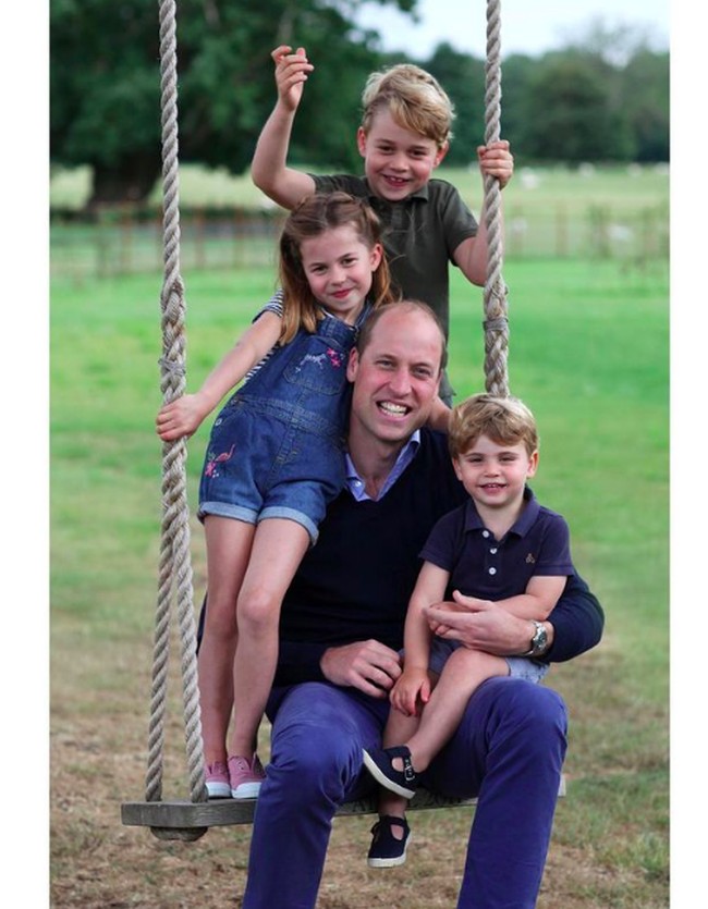 Putri Charlotte disebut sebagai anak terkaya di dunia. Menurut studi terbaru Electric Rides on Cars, kekayaan Putri Charlotte mencapai US$ 4 miliar atau sekitar Rp 56 triliun.  Foto: dok. Instagram/@dukeandduchessofcambridge