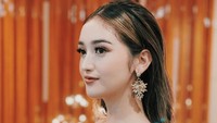Pesinetron Ranty Maria kerap dikabarkan dekat dengan Verrell Bramasta, namun ia ternyata lagi pacaran dengan Rayn Wijaya. Foto: dok instagram Ranty Maria