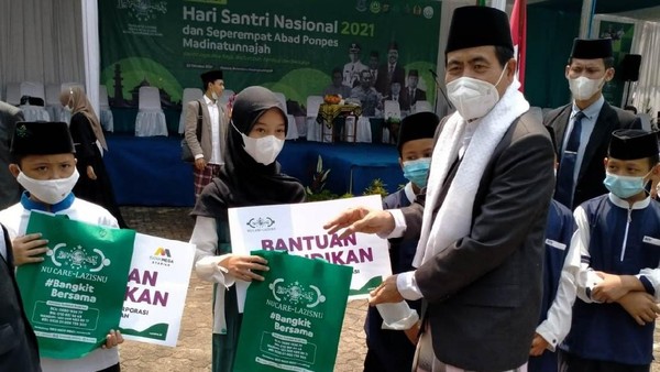Rayakan Hari Santri dengan Salurkan Bantuan Pendidikan