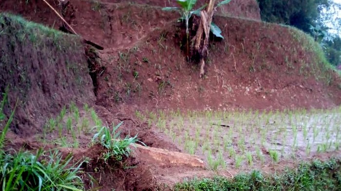 Retakan tanah di Sukabumi
