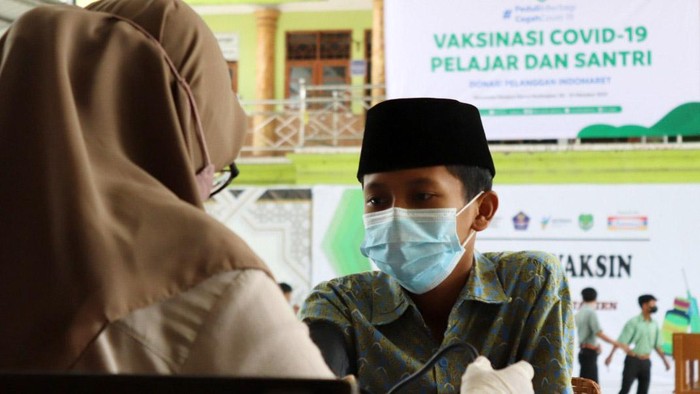 Ribuan Pelajar-Santri di Tangerang Ikut Vaksinasi Dalam rangka memperingati Hari Santri, NU Care kembali menggelar vaksinasi untuk 2.000 santri yang ada di Tangerang.