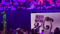 Orang-orang juga berbondong-bondong menyaksikan WWE Crown Jewel. Foto: Instagram @riyadhseason