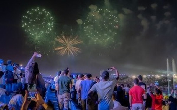 Riyadh Season diadakan di area seluas 5,4 juta meter persegi dan dibagi ke dalam 14 zona tematik. Foto: Instagram @riyadhseason Riyadh Season diadakan di area seluas 5,4 juta meter persegi dan dibagi ke dalam 14 zona tematik. Foto: Instagram @riyadhseason