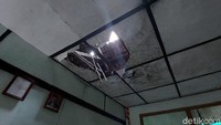 Sejak Bulan Juni ruangan kelas itu tidak digunakan, apalagi sejak masa pandemi pembelajaran dilakukan secara daring. Untuk saat ini, akibat tiga ruangan kelas rusak pembelajaran dilakukan per sif.