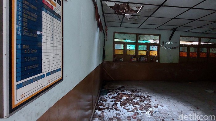 Tiga ruang kelas di SDN 015 Kresna, Cicendo, Kota Bandung, rusak parah. Tiga ruang kelas ini rusak parah sejak bulan Juni lalu dan hingga kini belum diperbaiki.