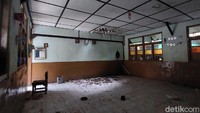 Yayat pun menyebut, ruang sekolah ini harus segera diperbaiki. Pihaknya berharap Disdik segera turun tangan.