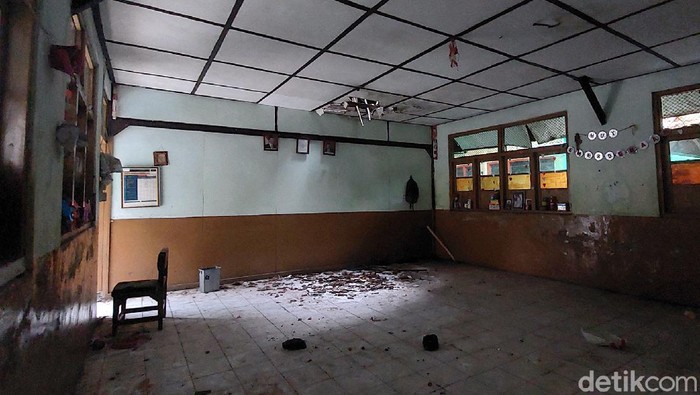 Tiga ruang kelas di SDN 015 Kresna, Cicendo, Kota Bandung, rusak parah. Tiga ruang kelas ini rusak parah sejak bulan Juni lalu dan hingga kini belum diperbaiki.