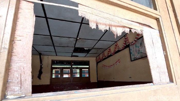 Rusak Parah, 3 Ruang Kelas di SDN 015 Kresna Cicendo Belum Diperbaiki Tiga ruang kelas di SDN 015 Kresna, Cicendo, Kota Bandung, rusak parah. Tiga ruang kelas ini rusak parah sejak bulan Juni lalu dan hingga kini belum diperbaiki.