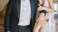 Jessica Iskandar dan Vincent Verhaag resmi menikah setelah mengucap pemberkatan pernikahan pada Jumat (22/10). Keduanya tampak melempar senyum termanis sambil memamerkan cincin yang melingkar di jari.  Foto: Instagram @inijedar