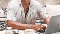 Vincent yang diketahui berusia lebih muda dari Jessica ini juga ternyata penggemar berat kopi. Secangkir cafe latte sedang asyik dinikmati sambil duduk santai di kafe.  Foto: Instagram @inijedar