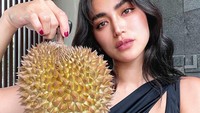 Kapan kita belah durennya? tulis Jessica Iskandar dalam keterangan fotonya. Ia juga memperlihatkan sebuah durian utuh yang siap dinikmati.  Foto: Instagram @inijedar