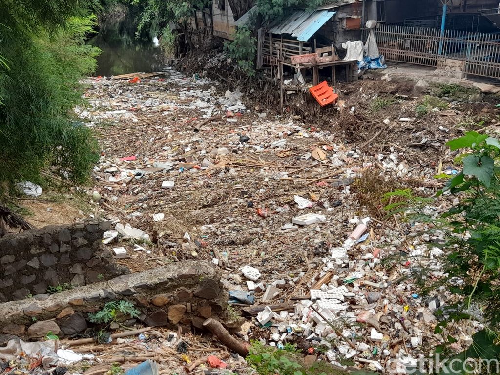 Sampah di Kali Jambe, Jatimulya, Kabupaten Bekasi, 22 Oktober 2021. (Marteen Ronaldi Pakpahan/detikcom)