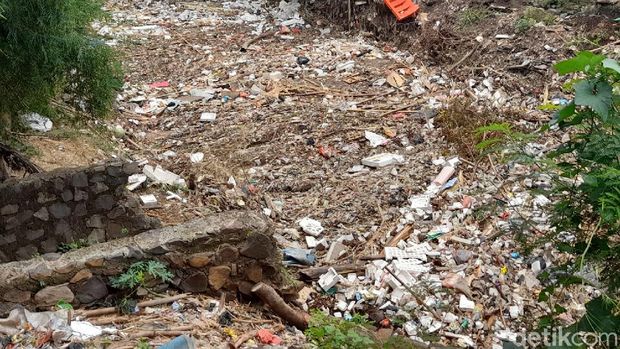 Sampah di Kali Jambe, Jatimulya, Kabupaten Bekasi, 22 Oktober 2021. (Marteen Ronaldi Pakpahan/detikcom)