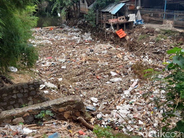Sampah di Kali Jambe, Jatimulya, Kabupaten Bekasi, 22 Oktober 2021. (Marteen Ronaldi Pakpahan/detikcom)