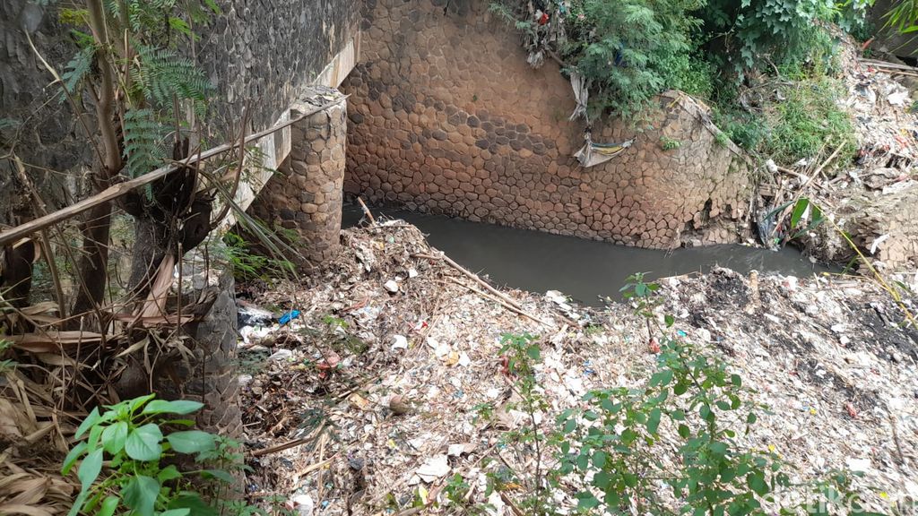 Sampah di Kali Jambe, Jatimulya, Kabupaten Bekasi, 22 Oktober 2021. (Marteen Ronaldi Pakpahan/detikcom)