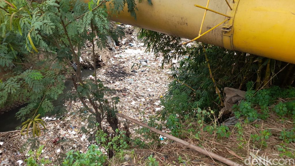 Sampah di Kali Jambe, Jatimulya, Kabupaten Bekasi, 22 Oktober 2021. (Marteen Ronaldi Pakpahan/detikcom)