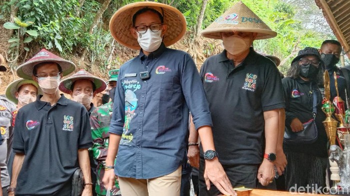 Sandiaga Kunjungi Desa Pandanrejo Sandiaga Kunjungi Desa Pandanrejo