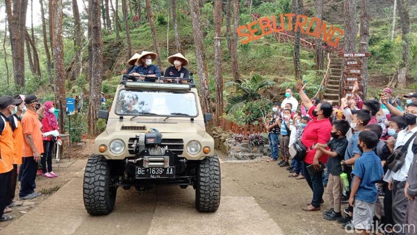 Sandiaga Uno berkeliling menggunakan mobil jeep sembari menyapa warga dan singgah di beberapa obyek wisata hingga finish di Gunung Gajah. (Rinto Heksantoro/detikTravel)