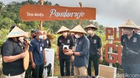 Dia pun meresmikan Desa Wisata Pandanrejo dan memberikan tropi anugerah. Sandiaga berharap, desa Pandanrejo lebih banyak lagi geliat ekonominya, juga mampu meningkatkan kunjungan wisatawan. (Rinto Heksantoro/detikTravel)