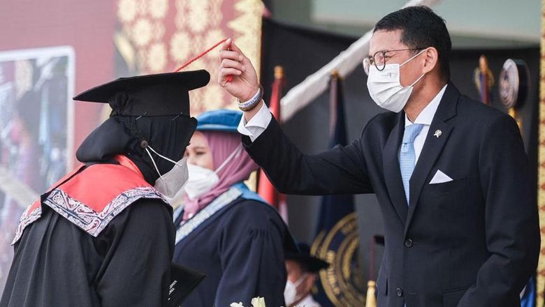 Sandiaga Uno di wisuda PTNP Menteri Pariwisata dan Ekonomi Kreatif (Menparekraf) Sandiaga Uno hadir dalam acara wisuda enam Perguruan Tinggi Negeri Pariwisata (PTNP) yang digelar secara virtual pada Jumat (22/10/2021).