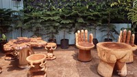 Area outdoor dengan bangku kayu unik