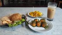 Menu yang tersedia di Garden Cafe. Nasi goreng kampung, pisang nugget macha, es kopi latte dan potongan buah mangga segar