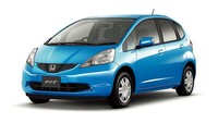 Generasi kedua hadir pada tahun 2008 sampai 2014. Mobil hatchback andalan kaum muda ini hadir dengan pilihan transmisi manual 5 percepatan dan otomatis 5 percepatan dan mengusung mesin 1.5 liter i-VTEC. Foto: doc. Honda