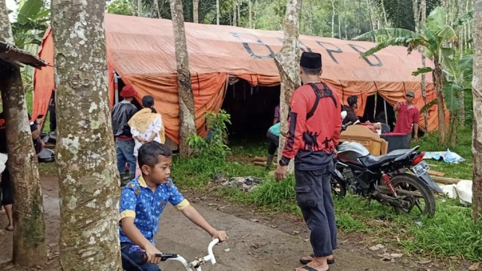 Sejumlah warga Sukabumi mengungsi akibat retakan tanah.