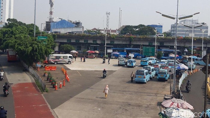 Suasana Terminal Kampung Melayu, Jakarta Timur.