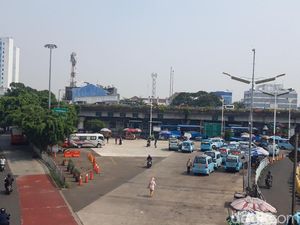 Angkutan Umum di DKI 100% Kapasitas, Penumpang Khawatir Duduk Berdempetan