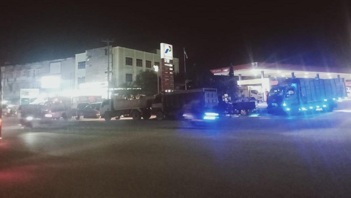 Warga di Kota Jambi kembali kesulitan mendapatkan sejumlah bahan bakar minyak (BBM) di stasiun pengisian bahan bakar umum (SPBU). BBM jenis solar dan pertalite harus didapatkan warga dengan cara mengantre hingga berjam-jam, Jumat (22/10/2021).