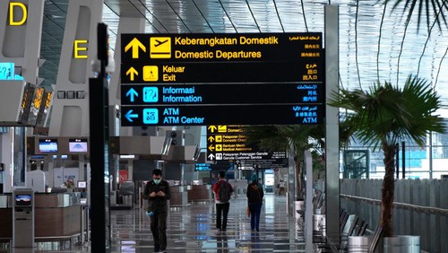JAKARTA, INDONESIA - APRIL 25: Airline and airport staff walk though the nearly empty Soekarno-Hatta International Airport on April 25, 2020 in Jakarta, Indonesia. As Muslims mark the start of Ramadan, Indonesia announced a temporary ban on nearly all travel into and out of the country including by air, boat, train and road to prevent the spread of COVID-19. (Photo by Ed Wray/Getty Images)