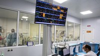 Peneliti senior di Institut Penelitian Ilmiah Pusat Epidemiologi Rusia, Kamil Khafizov menyebut varian baru ini kemungkinan akan menggantikan varian Delta, mengingat AY.4.2 lebih cepat menular. AP Photo/Roman Yarovitcyn.  