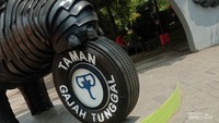 Nama taman tertulis di ban yang dipegang oleh patung gajah.