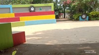 Arena olahraga dengan cat berwarna warni.