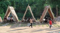 Tampak ada 6 gazebo beratap daun rumbia berdiri di Taman Senja Ngelo. Lokasi destinasi baru ini berada di Pedukuhan Karet Kanoman, Kalurahan Pleret, Kapanewon Pleret, Kabupaten Bantul. (Pradito Rida Pertana/detikTravel)