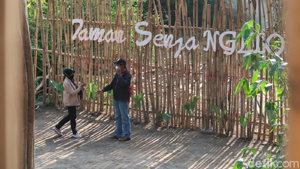 Bantul memiliki tempat wisata baru yang syahdu untuk menikmati senja. Destinasi wisata itu bernama Taman Senja Ngelo. Menyuguhkan pemandangan sungai opak, taman tersebut juga menawarkan wisata air. (Pradito Rida Pertana/detikTravel)