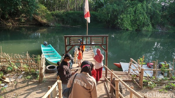 Beberapa pengunjung tampak sibuk menikmati wisata air berupa susur sungai opak menggunakan perahu. Di sini traveler bisa wisata susur sungai dengan harga yang terjangkau. (Pradito Rida Pertana/detikTravel)