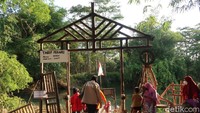 Untuk dewasa harganya Rp 10.000, sedangkan anak-anak Rp 5.000. Sedangkan untuk tiket masuk ke Taman Senja Ngelo ini free alias gratis. Sementara untuk parkir seikhlasnya. Seru kan? (Pradito Rida Pertana/detikTravel)