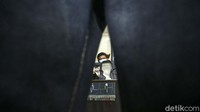 Tren pakaian denim atau jeans terus digandrungi masyarakat, mulai dari anak muda, hingga orang tua menyukai style tersebut.