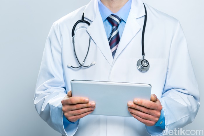 Twibbon Hari Dokter Nasional 2021, Ramaikan untuk Apresiasi di Masa Pandemi Doctor using a digital tablet. Technology and medicine concept