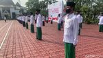 Pakai Sarung dan Peci Hitam, Peserta Peringati Hari Santri di Karawang