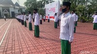 Dari pantauan detikcom, gelar upacara hari santri berjalan begitu khidmat, para peserta yang terdiri para santri terlihat rapi berbaris dengan ciri khas sarung juga peci dan baju koko (baju muslim laki-laki).