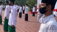 Dari data Kementrian Agama Kabupaten Karawang, ada 537 Pondok Pesantren (Ponpes) dan 19.657 santri yang berada di Karawang.