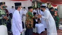 Pada peringatan hari santri, ada yang berbeda dari upacara biasanya di Karawang. Di tenda peserta dan petugas semua pejabat berpakaian bak ulama.