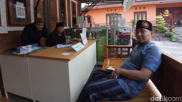 Ustaz Ujang Busthomi dan Padepokan Anti Galau