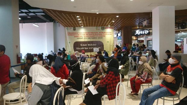 Vaksinasi di Transmart Cilegon Diserbu Warga (Foto: M Iqbal/detikcom)